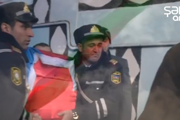 Şəhid tabutunu daşıyan polislər göz yaşına boğuldu - VİDEO