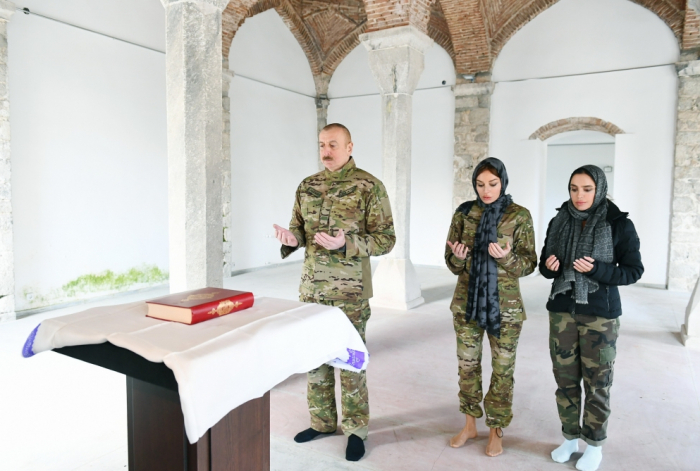 İlham Əliyev və Mehriban Əliyeva Şuşa məscidini ziyarət ediblər - FOTOLAR