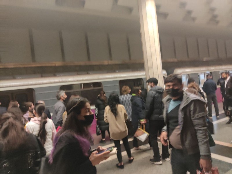 Metroda pis qoxu gəldi - Sərnişinlər qatardan düşürüldü