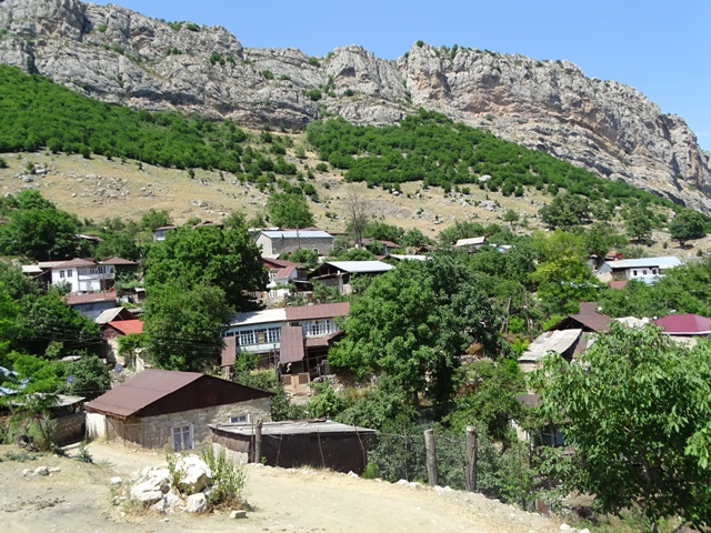 Daşaltıda turizm kompleksləri tikiləcəksə, yəqin ki, orda şəhid olan 90 hərbçiyə də abidə qoyular...