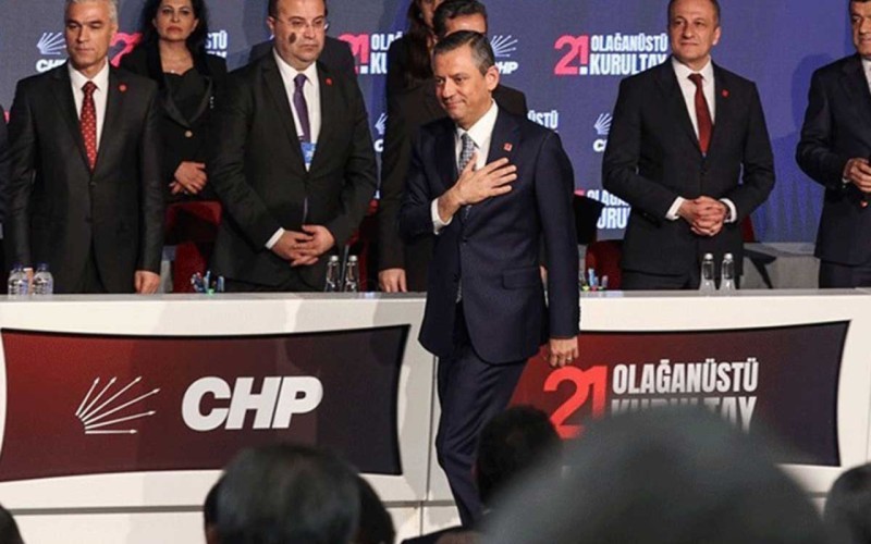 Özgür Özəl yenidən CHP sədri seçilib